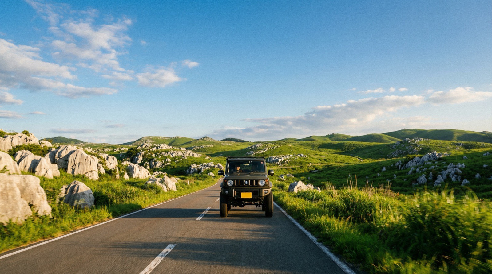 カルスト台地を走るジムニー